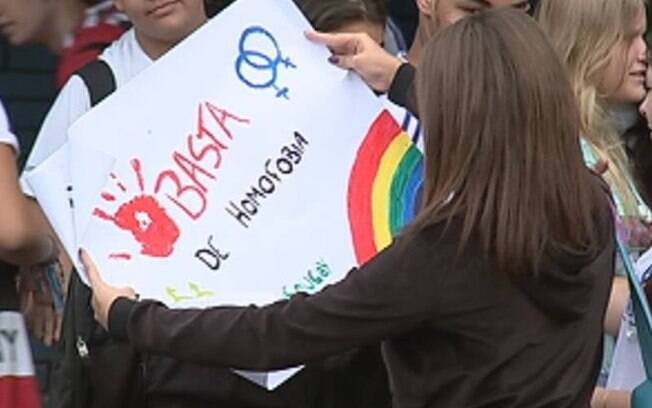 Expulsão de alunos causou manifestações em frente à escola e nas redes sociais