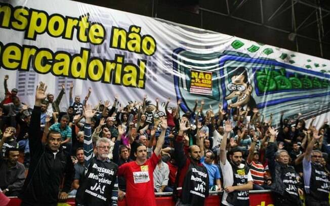 Metroviários votam pela paralisação em assembleia realizada na sede do sindicato, nesta quarta