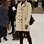 A atleta Denise Lewis arrasou na escolha da legging vinho de veludo e na combinação com o trech coat bege e com as botas cinza chumbo. Look perfeito para o inverno. Foto: Getty Images