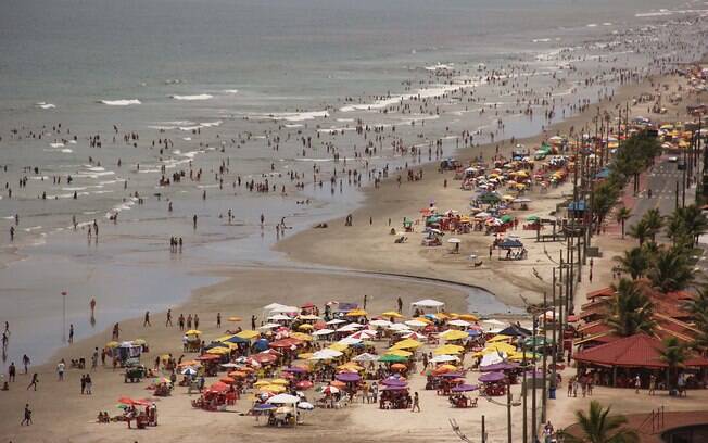 Movimentação de banhistas na praia de Mongaguá, litoral sul de São Paulo (02/01/2013)