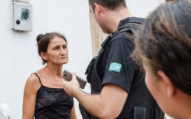 Maria de Fátima Carvalho Miranda conversa com os policiais durante o velório. Foto: Wenddel Veras - Blog do Coveiro