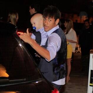 Neymar com o filho Davi Lucca: nome entrou na lista dos 100 mais usados em 2012