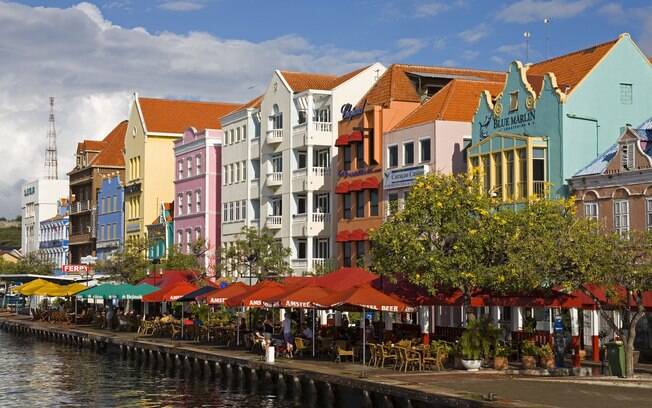 Curaçao encanta por seus prédios coloridos de arquitetura holandesa