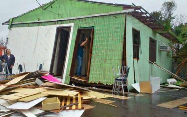 Casa destelhada em razão do tornado que atingiu Xanxerê. Foto: Flávio Carvalho/TudosobreXanxerê/Fotos Públicas - 20.4.15
