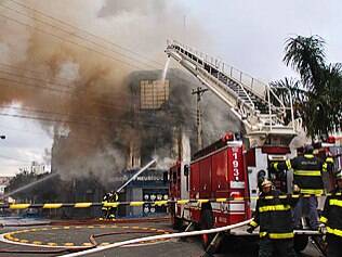 Bombeiros controlam fogo na Mooca