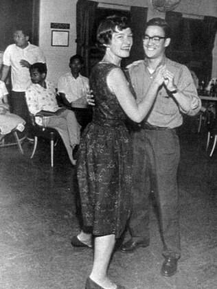 Bruce Lee dançando.