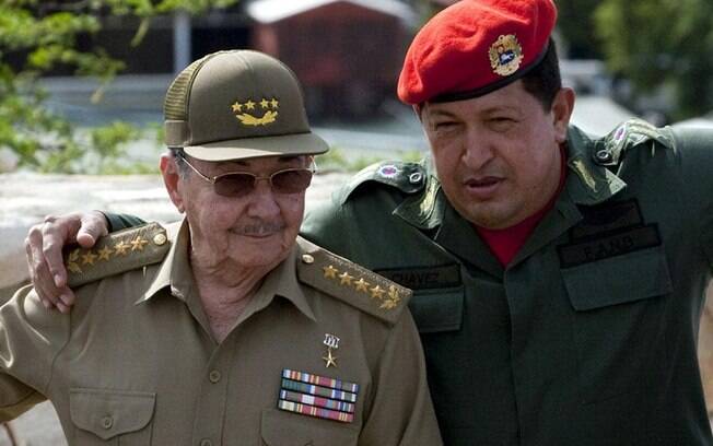 Chávez conversa com o líder cubano Raúl Castro no encontro da ALBA, em Cumana, em fevereiro de 2009