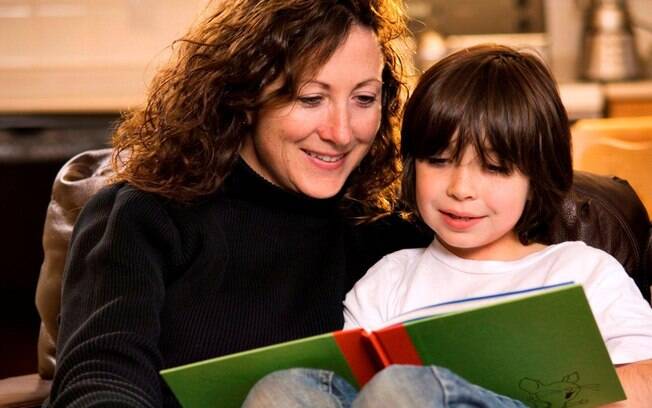 Leia um livro com seu filho e peça que ele leia em voz alta alguns trechos – crianças que leem mais escrevem melhor e têm vocabulário mais amplo. Foto: Thinkstock