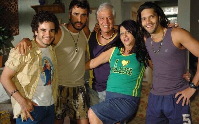 Cozinheiro de mão cheia, muito querido na comunidade da Portelinha, Bernardinho (Thiago Mendonça) vivia com a família em 'Duas Caras' (2007)