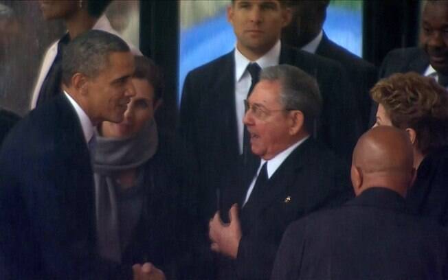 Barack Obama cumprimenta Raúl Castro na Cúpula das Américas, realizada no mês passado