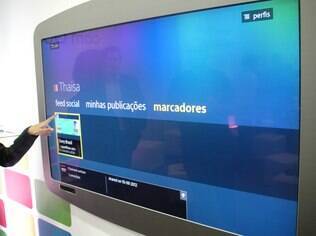 Aplicativo Social Life, da Sony, permite acessar vídeos e fotos publicados no Twitter e Facebook por meio da Google TV
