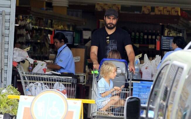 Thiago Lacerda leva filhos ao supermercado