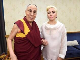 Lady Gaga se encontroou com o Dalai Lama durante a conferncia de prefeitos organizada no estado de Indiana, Estados Unidos