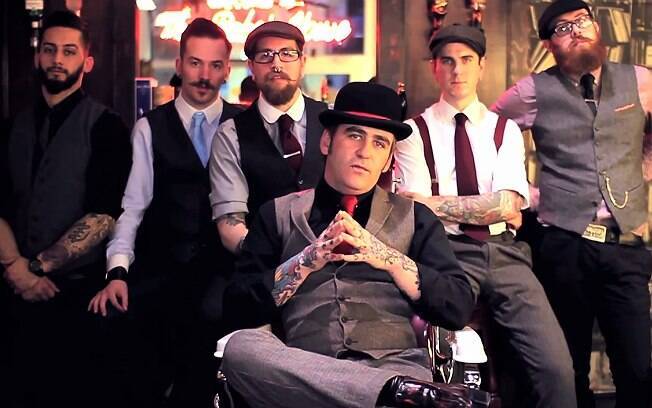 Johnny Shanahan e os barbeiros que fazem parte da Barber Barber, na Inglaterra