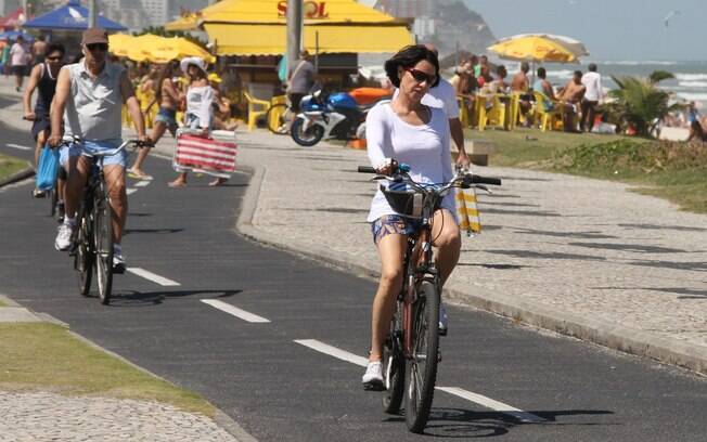 No domingo, Cássia Kiss passeia de bicicleta no Leblon