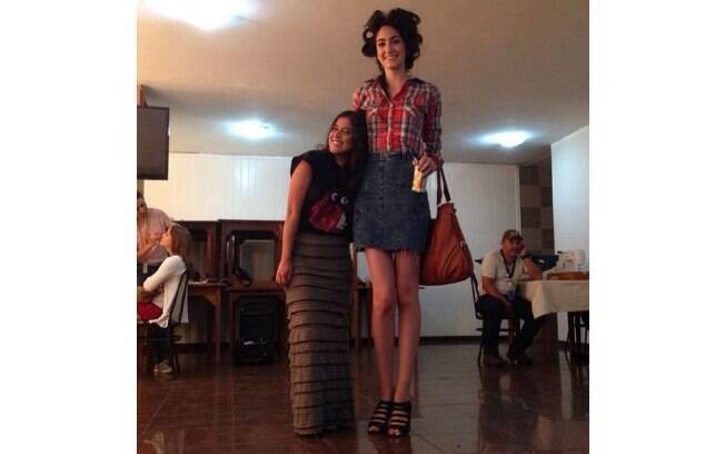 Bruna Marquezine posta foto de Camilla Camargo ao lado de modelo bem alta
