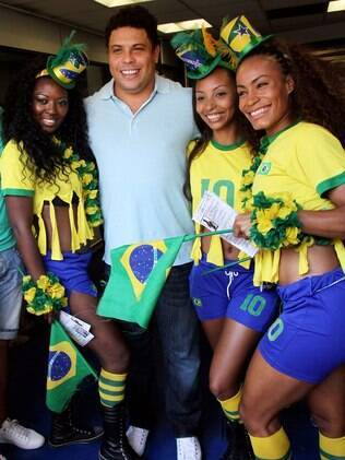 Ronaldo Nazário posa com modelos brasileiras em Cannes