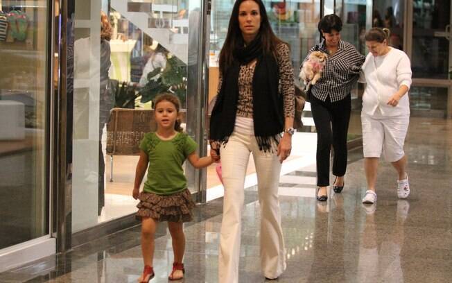 Além do cãozinho, a apresentadora passeou com a filha Isabella