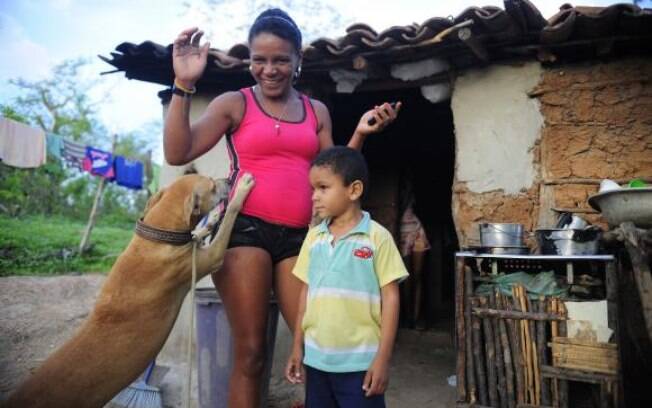 Quixadá - A dona de casa Ana Cleide Ancelmo da Silva, 35, viúva, mora com sua mãe e sete filhos na comunidade Engano, no distrito de Riacho Verde (27.03.15)