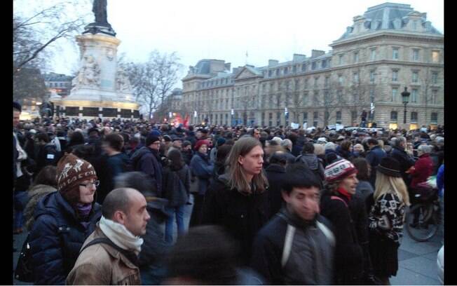Milhares se reúnem na Place de la République em homenagem aos mortos no ataque terrorista à revista Charlie Hebdo em Paris