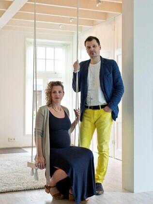 Ronald Olthof e a esposa Sofie Suiker grávida de gêmeos