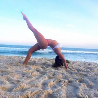 Carol Nakamura mostra flexibilidade em dia de praia
