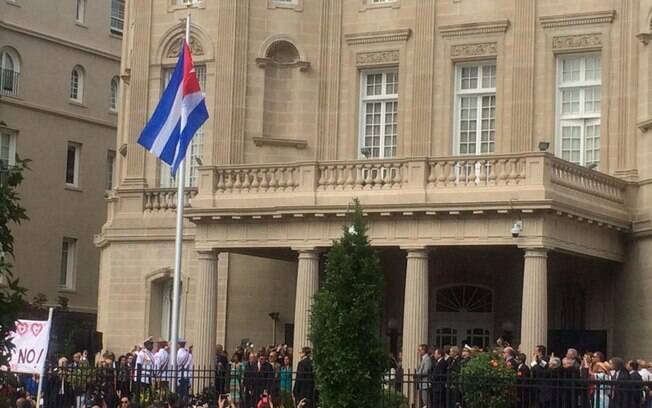 Cerimônia oficial marcou o hasteamento da bandeira cubana em frente à embaixada norte-americana da ilha