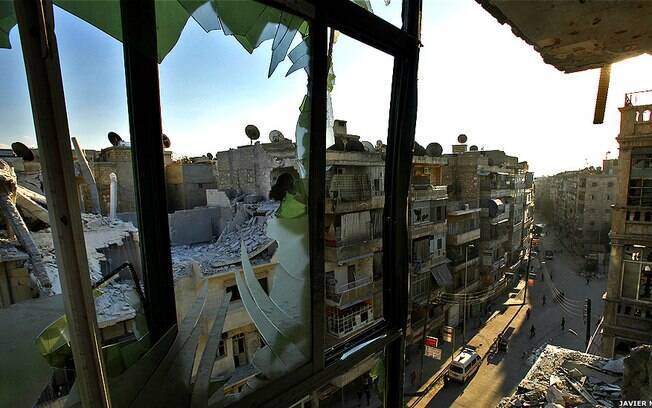 Javier Manzano está desde agosto documentando o conflito na Síria. Esta fotografia mostra edifícios de apartamentos destruídos pelos ataques (foto Javier Manzano)