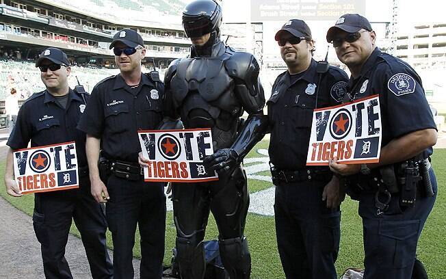 RoboCop, personagem da refilmagem de José Padilha, durante jogo de ontem da MLB