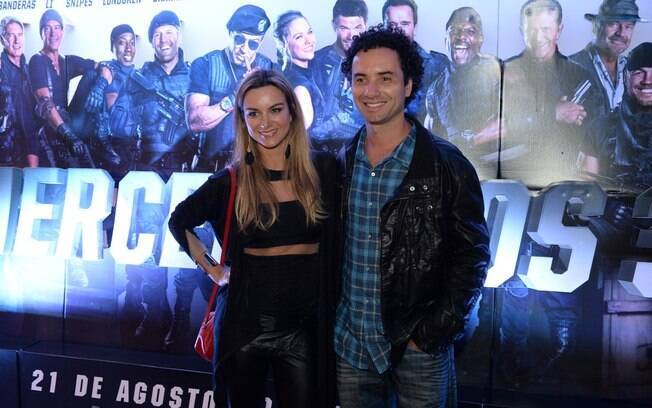 Marco Luque e a esposa na pré-estreia do filme 'Os Mercenários' em São Paulo