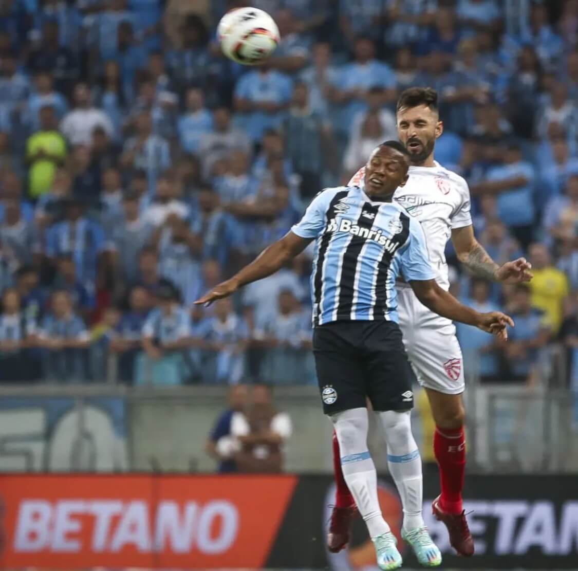 Suárez marca 3 na estreia Grêmio goleia São Luiz e conquista Recopa