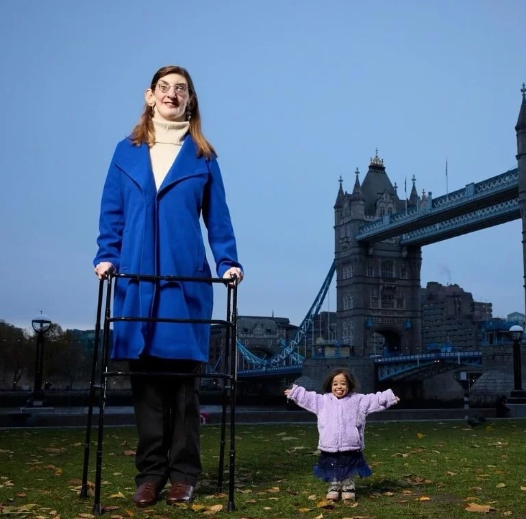 Guinness Book Mulher Mais Alta Do Mundo Encontra A Mais Baixa Em Londres