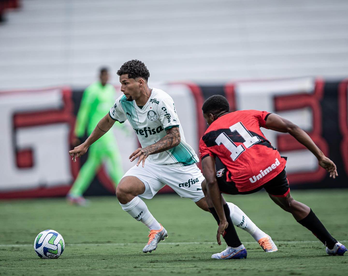 Palmeiras acerta transferência de lateral para o futebol português