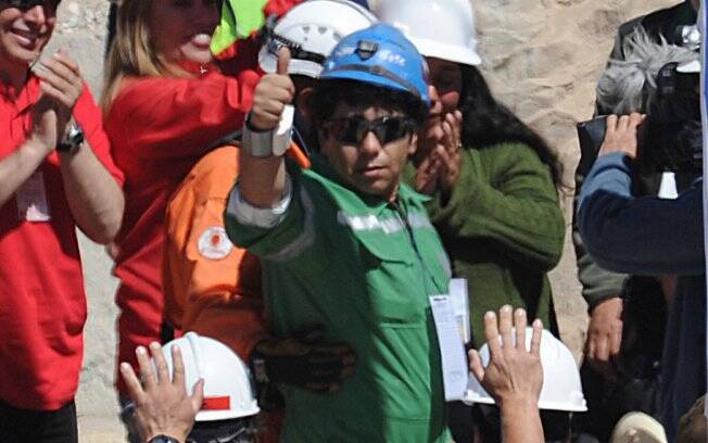 O mecânico de veículos Victor Zamora, de 33 anos, é o 14º mineiro a ser resgatado no Chile