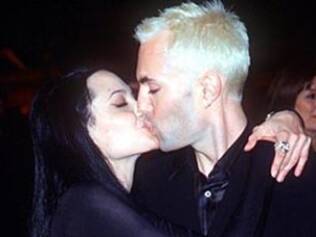 Angelina Jolie beija seu irmão, James, no Globo de Ouro, em 2000