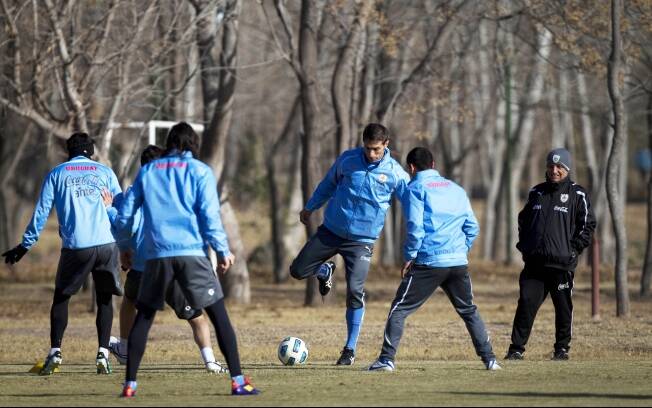 Jogadores do Uruguai trabalham com a bola. Quarta colocada na última Copa, equipe quer manter subida