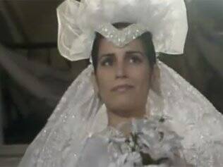 Fátima (Glória Pires) entra na igreja em