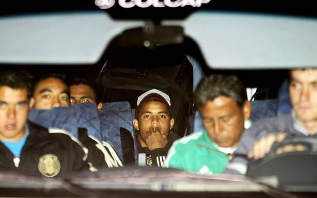 Jonathan dos Santos (centro) deixa a concentração mexicana na Argentina rumo à Espanha