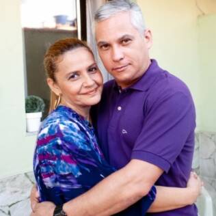 Cláudia e Paulo, casados há dezoito anos, vivem em casas separadas