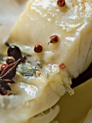 Papelotes de bacalhau: antes de ser envolvido por envelopes de papel manteiga, o peixe é regado com azeite aromatizado