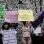 Elas protestaram em frente ao teatro do humorista Rafinha Bastos, do CQC. Em seu twitter, ele disse mulheres feias deviam agradecer por serem estupradas. Foto: Guilherme Lara Campos/Fotoarena