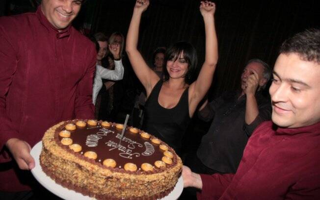 Susana Pires comemorou aniversário do Londra e recebeu Ashton Kutcher em sua festa