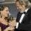 Natalie Portman recebe de Jeff Bridges Oscar de melhor atriz por "Cisne Negro". Foto: Reuters