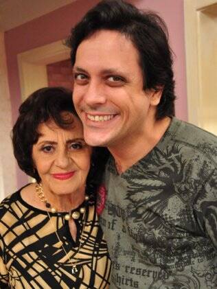 A veterana atriz posa com Lúcio Mauro Filho nos bastidores
