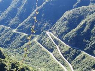 Cheia de curvas sinuosas, a SC-438 desce a Serra do Rio do Rastro