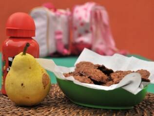 A sugestão da nutricionista Denise Haendchen para um lanche saudável: cookies (veja receita abaixo), pera e uma bebida