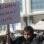 Menino segura cartaz acusa Kadafi de ser um "assassino de crianças" durante protesto em Tobruk (23/02)