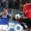 Evra domina a bola e Farfan protege o rosto na derrota do Schalke