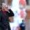 Falcão, técnico do Internacional, fala ao celular à beira do gramado do Beira-Rio