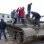 Manifestantes sobem em tanque em Benghazi (21/02)